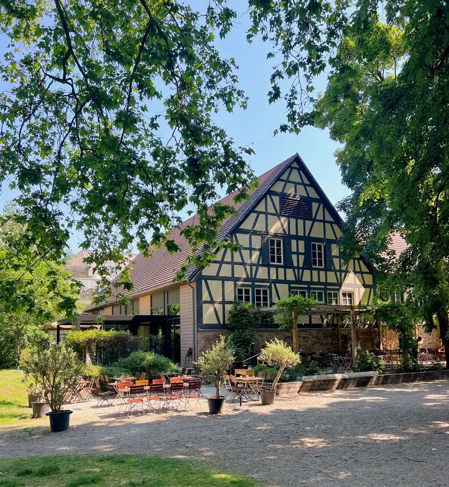 La maison à colombages et le jardin de la brasserie