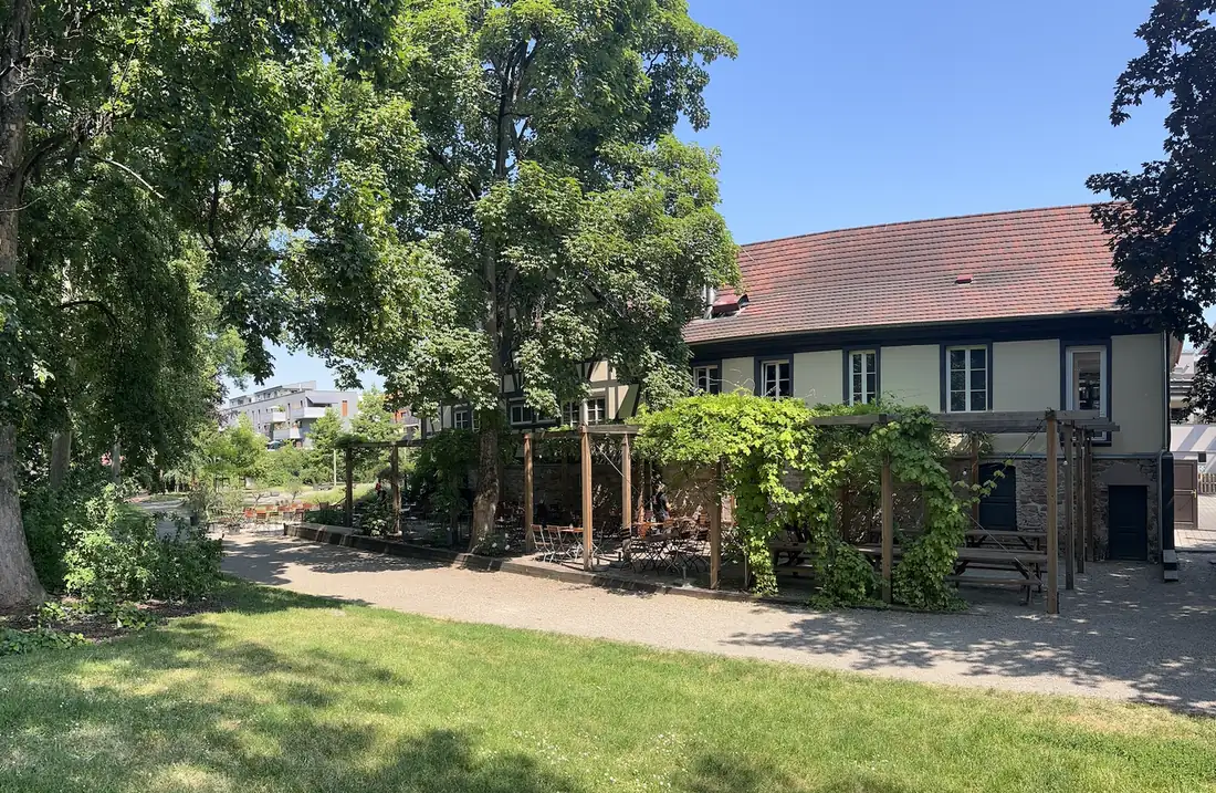 Le Biergarten sous les arbres